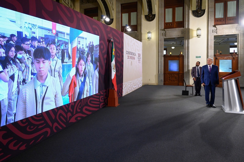 El presidente Andrés Manuel López Obrador encabeza la ceremonia por el Día Mundial de la Libertad de Prensa