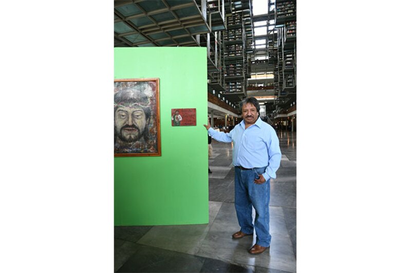 El artista plástico Arturo García Bustos junto a su obra "El Che Guevara".
