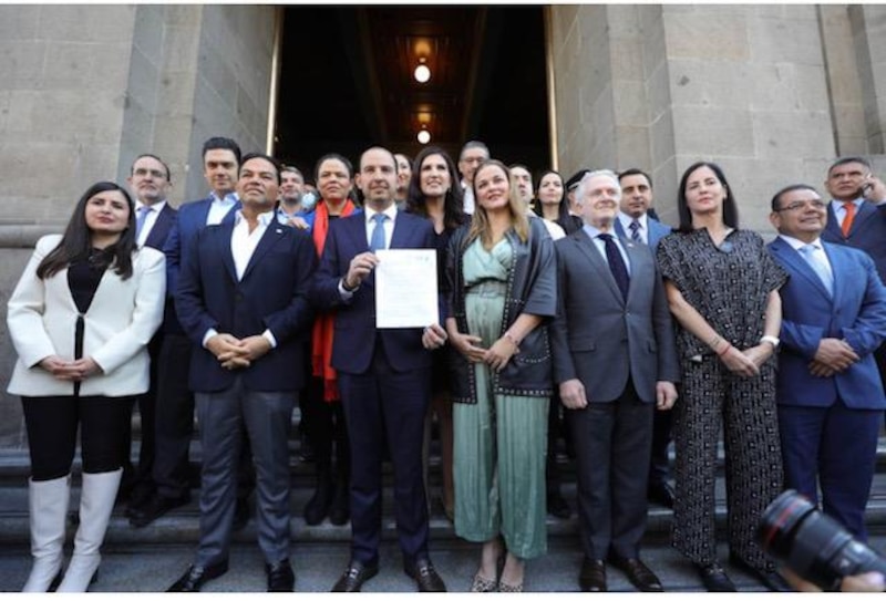 Políticos mexicanos firman un acuerdo de paz.