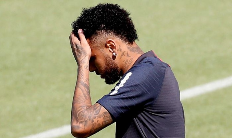 Neymar se lamenta tras la derrota del PSG