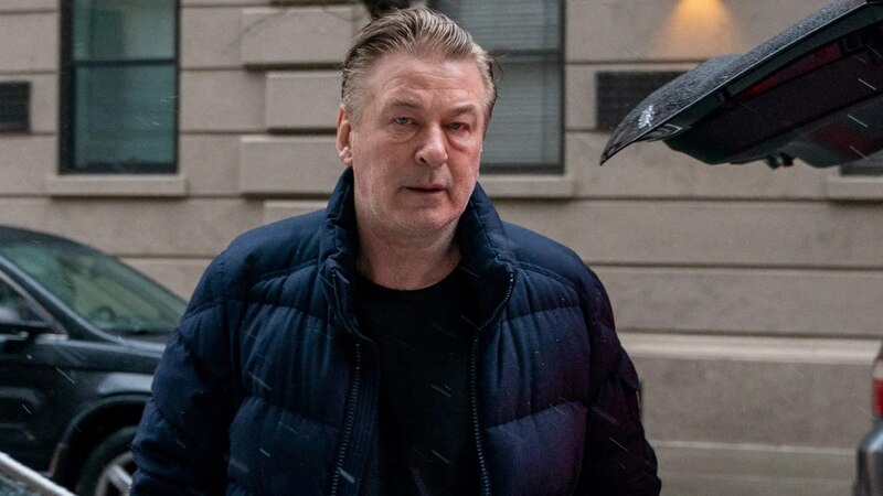 Alec Baldwin se muestra abatido tras el accidente en el que mató a Halyna Hutchins