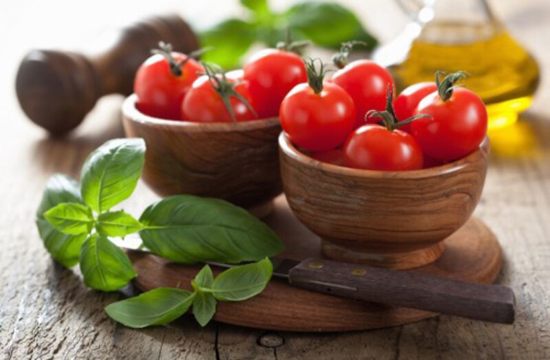 Tomates cherry con albahaca