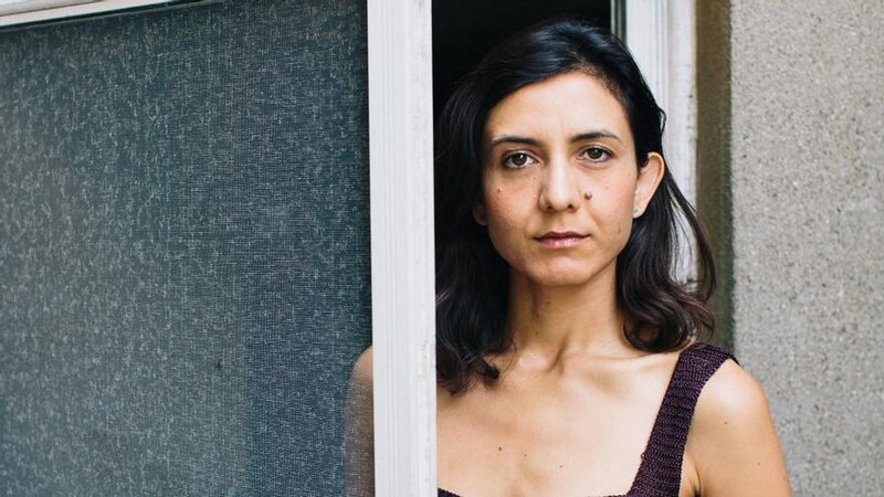 Mujer mirando por la ventana