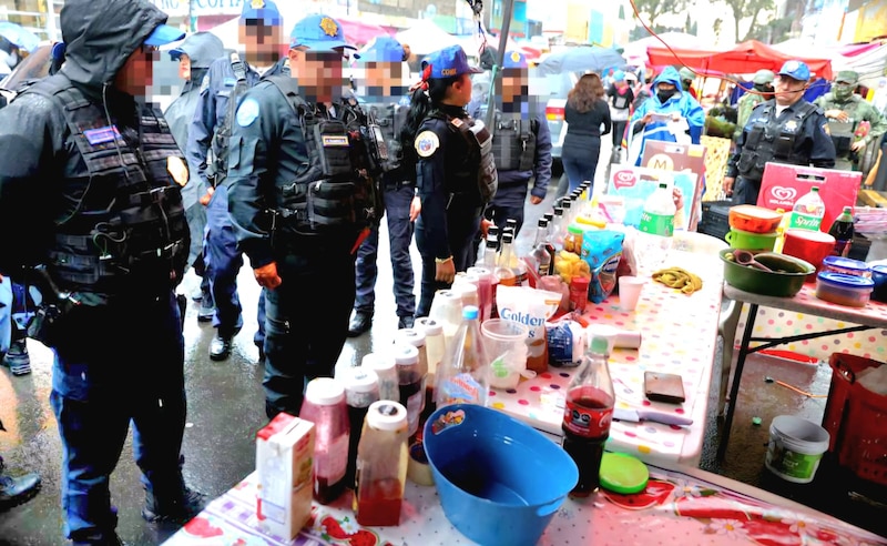 Policías decomisan mercancía en mercado ambulante