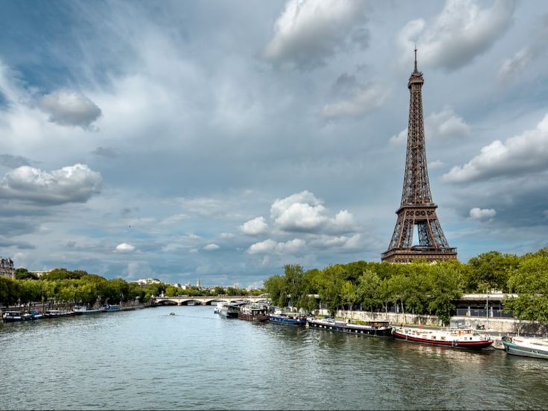 La Torre Eiffel desde el río Sena