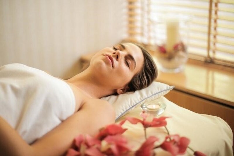 Mujer relajándose en un spa
