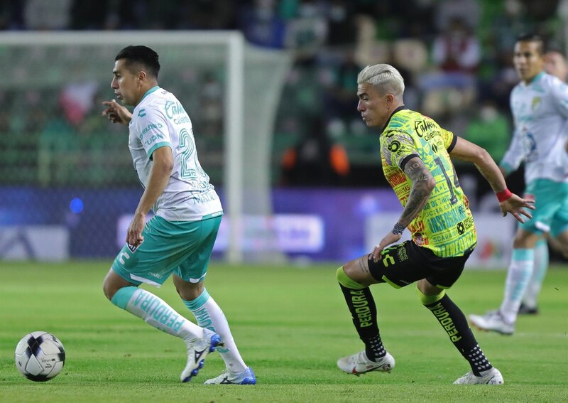 Jugadores de fútbol disputando un balón