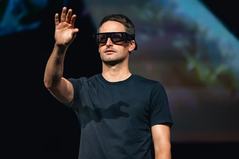 Hombre utilizando los lentes Specs de Snap