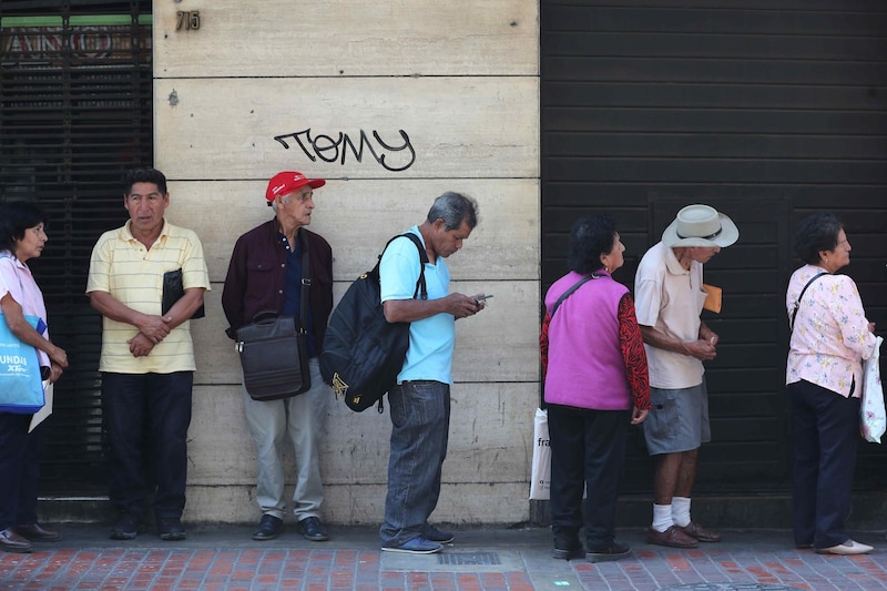 Gente esperando en fila