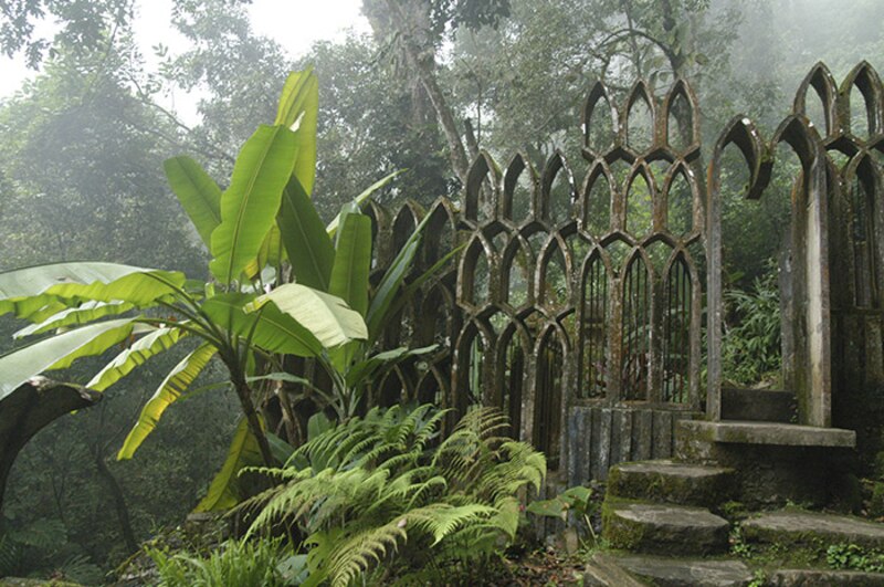 Jardín con puerta de hierro