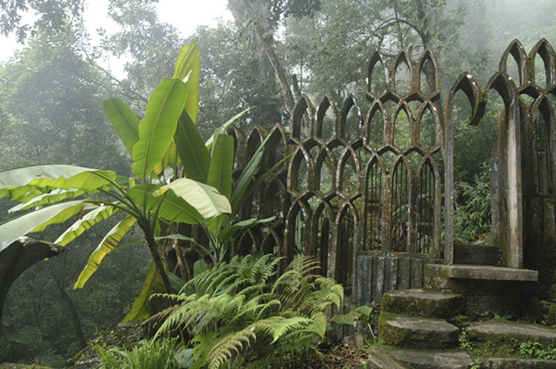 Jardín con puerta de hierro