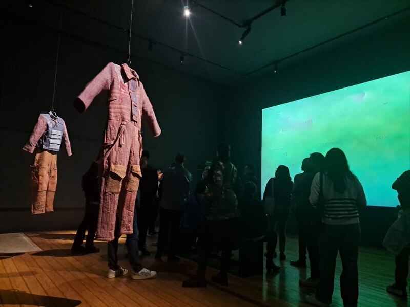 Instalación de arte contemporáneo con prendas de vestir.