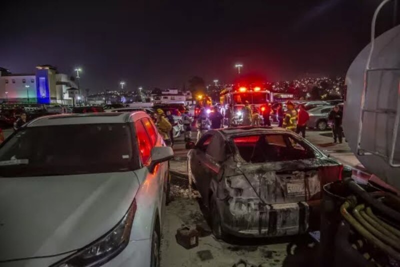 Bomberos atienden incendio de auto en estacionamiento