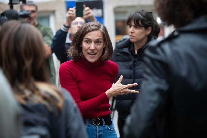 La actriz Penélope Cruz habla con los medios de comunicación durante una rueda de prensa.