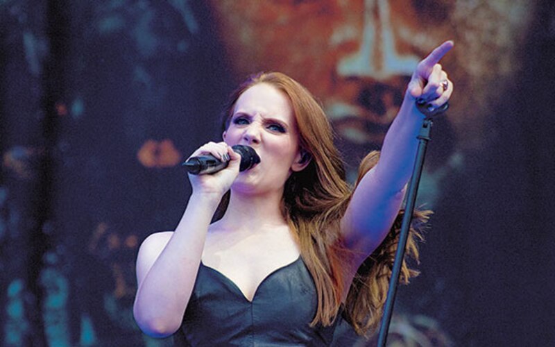 Tarja Turunen, ex vocalista de Nightwish, se presenta en concierto.