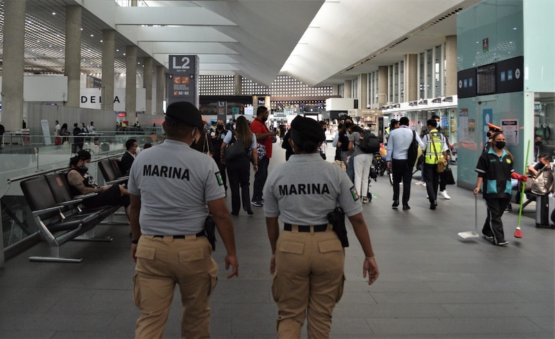 Marina Armada de México en el Aeropuerto Internacional de la Ciudad de México