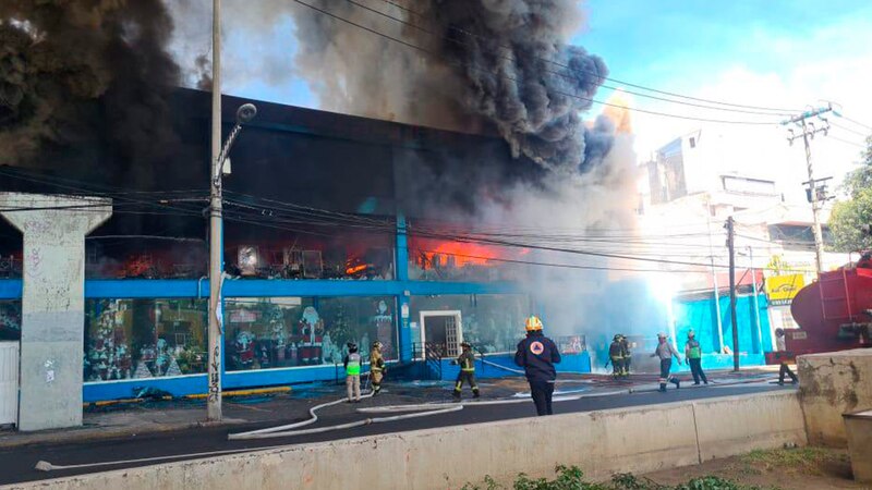 Incendio en un depósito de juguetes en el centro de la ciudad