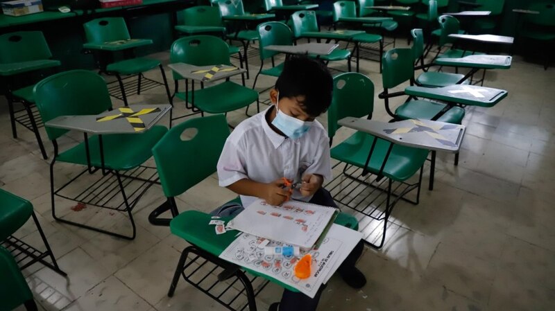 Niño con mascarilla en el colegio