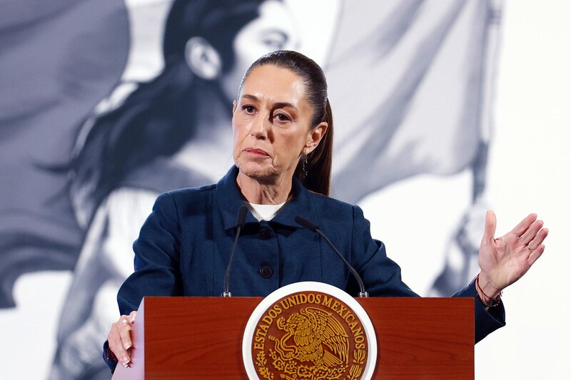 La presidenta de México, Claudia Sheinbaum, habla durante su conferencia matutina este lunes, en el Palacio Nacional en la Ciudad de México (México). Sheinbaum consideró "bueno" el que Colombia y Estados Unidos hayan conseguido un acuerdo tras la crisis diplomática del domingo que surgió porque el mandatario colombiano, Gustavo Petro, se negó en un principio a recibir aviones con deportados.