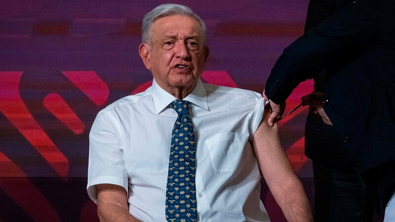 El presidente López Obrador recibe la vacuna contra el COVID-19