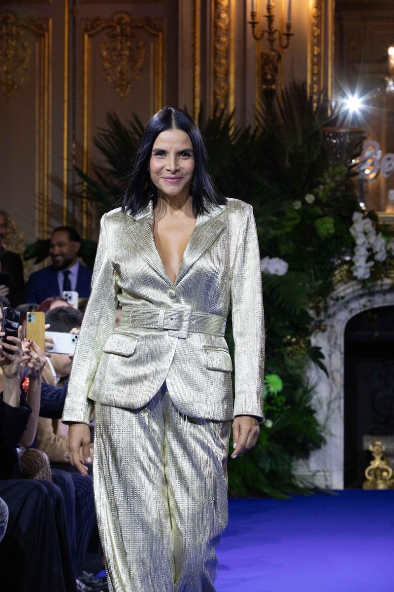 La modelo española Nieves Álvarez desfila en la pasarela de la Semana de la Moda de París.