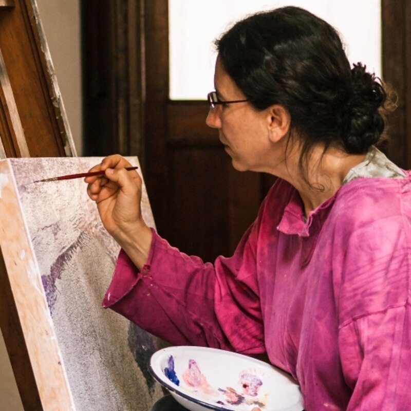 Artista pintando un cuadro