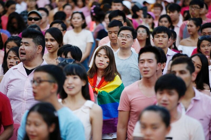 Multitud de personas marchando en un desfile del orgullo gay