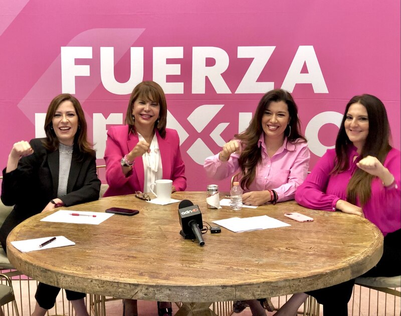 Cuatro mujeres fuertes en una mesa redonda