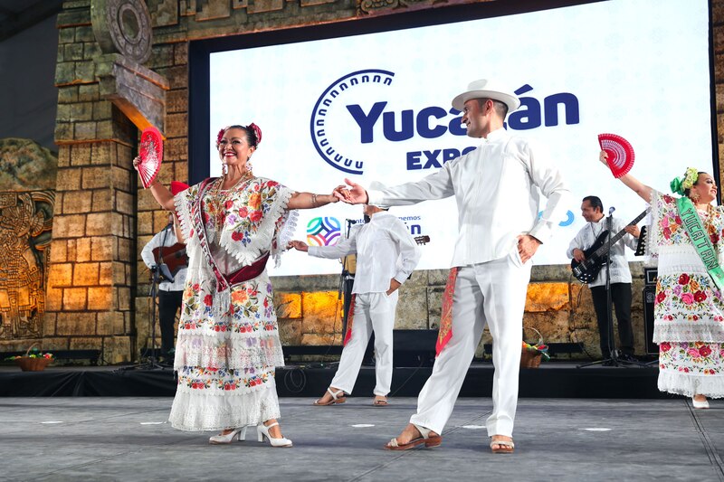 Pareja bailando jarabe yucateco en traje típico durante la Feria Yucatán Expone 2021