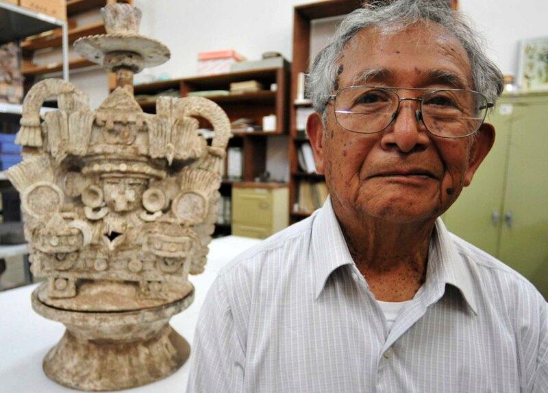 Arqueólogo mexicano descubre una vasija maya con inscripciones jeroglíficas