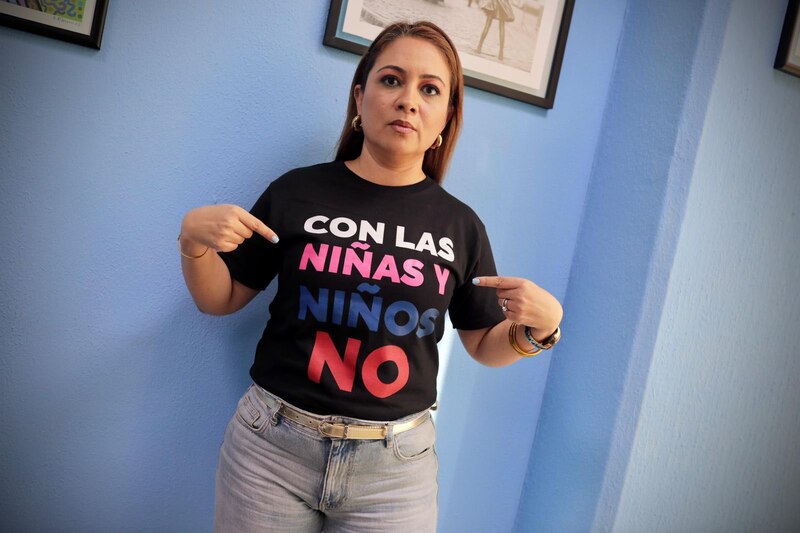 La diputada local en Nuevo León, Armida Serrato Flores usando una playera en contra del abuso y violencia sexual infantil.