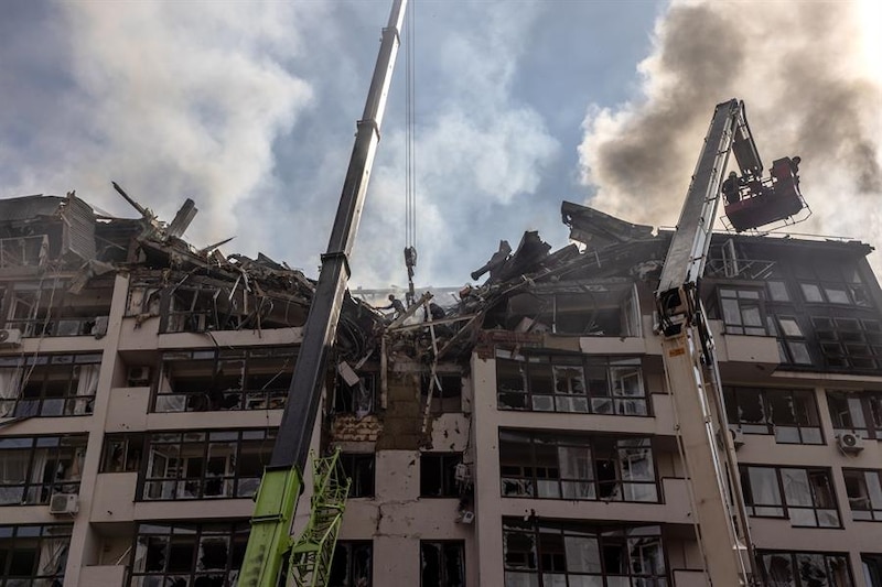 Bomberos trabajan para rescatar a las víctimas de un edificio derrumbado