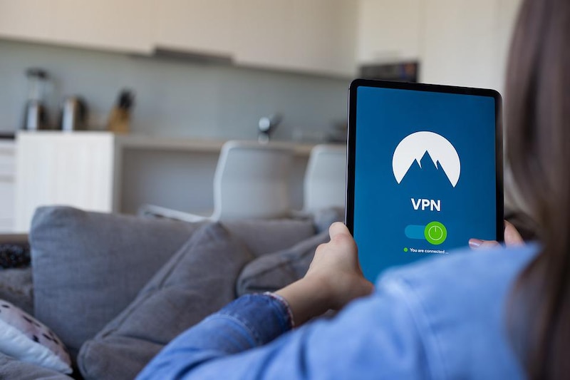 Mujer usando una VPN en su tablet