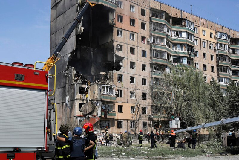 Bomberos y rescatistas trabajan en un edificio dañado tras un ataque aéreo en Kiev, Ucrania