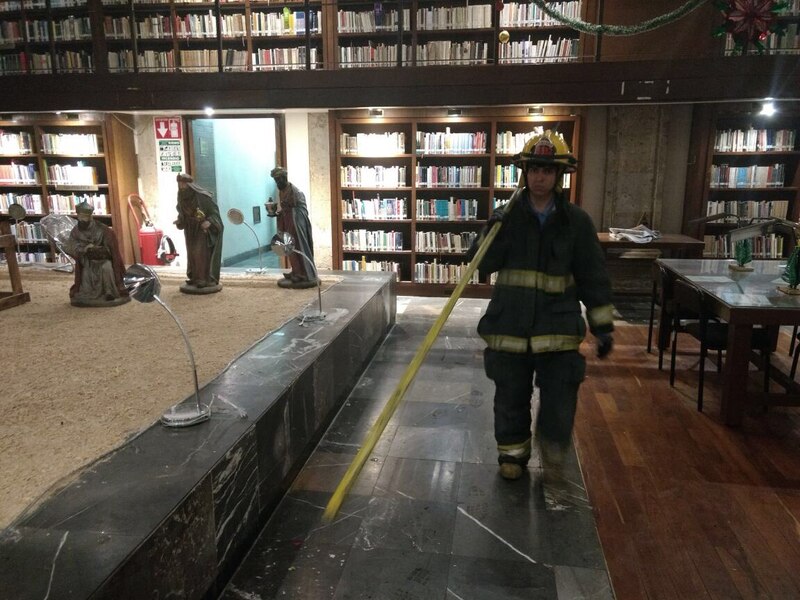 Bombero apaga incendio en biblioteca