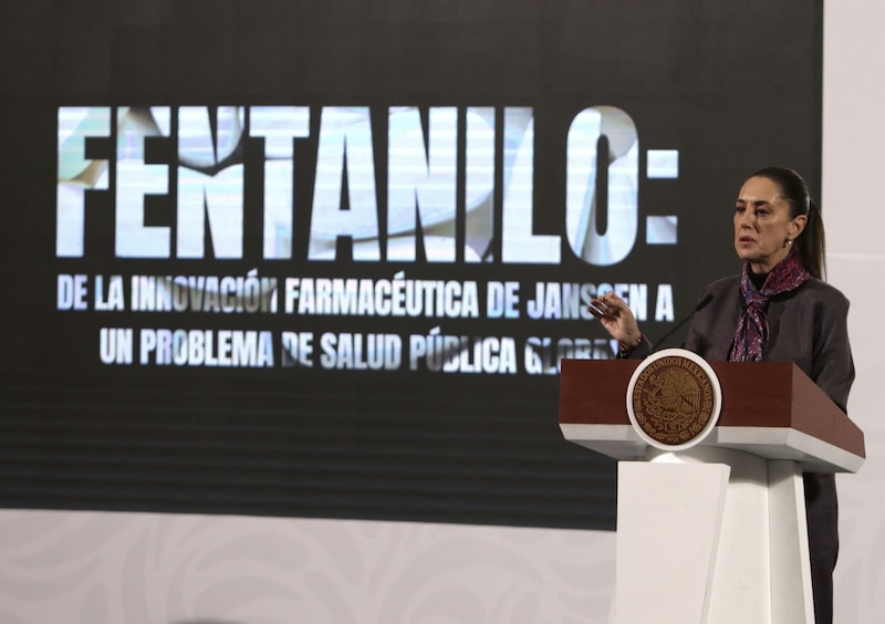 La presidenta de México, Claudia Sheinbaum, presentó en la Conferencia del Pueblo el plan nacional contra las adicciones, acompañada por los titulares de las secretarías de Educación y Salud. La estrategia busca involucrar a padres de familia y maestros en la lucha contra las adicciones.