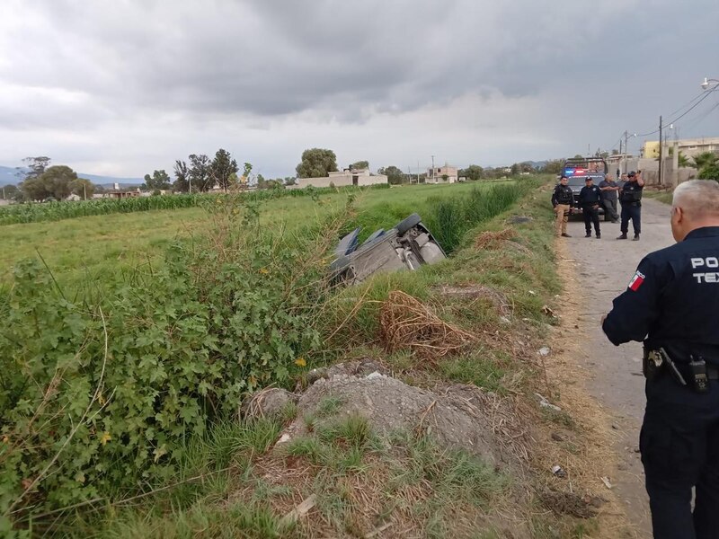 Accidente de coche en una carretera rural