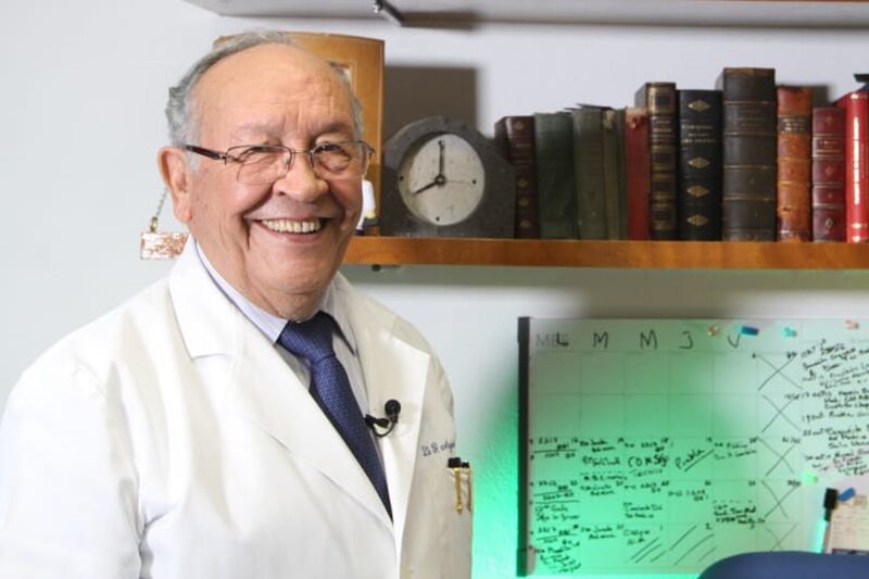 El Dr. Juan García, un médico de renombre mundial, da una conferencia sobre los últimos avances en la medicina.