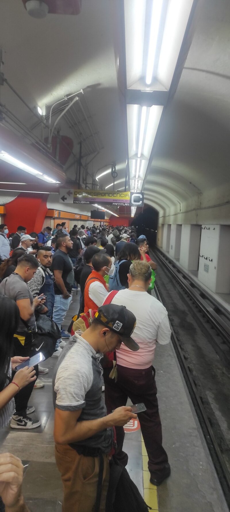 Estación de metro abarrotada en hora pico
