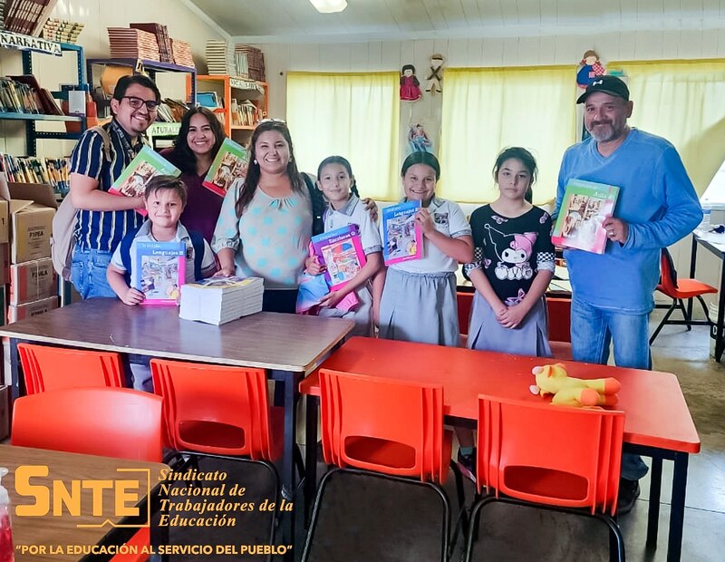 Entrega de libros de texto gratuitos en la escuela primaria "Benito Juárez"
