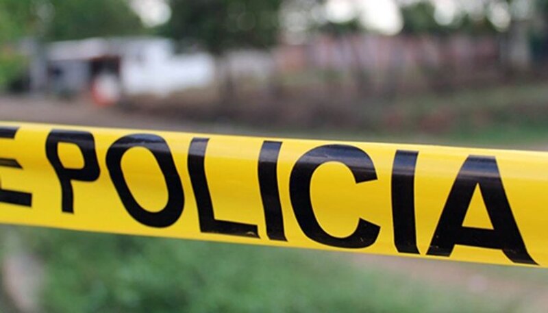 Policía acordonando la escena del crimen
