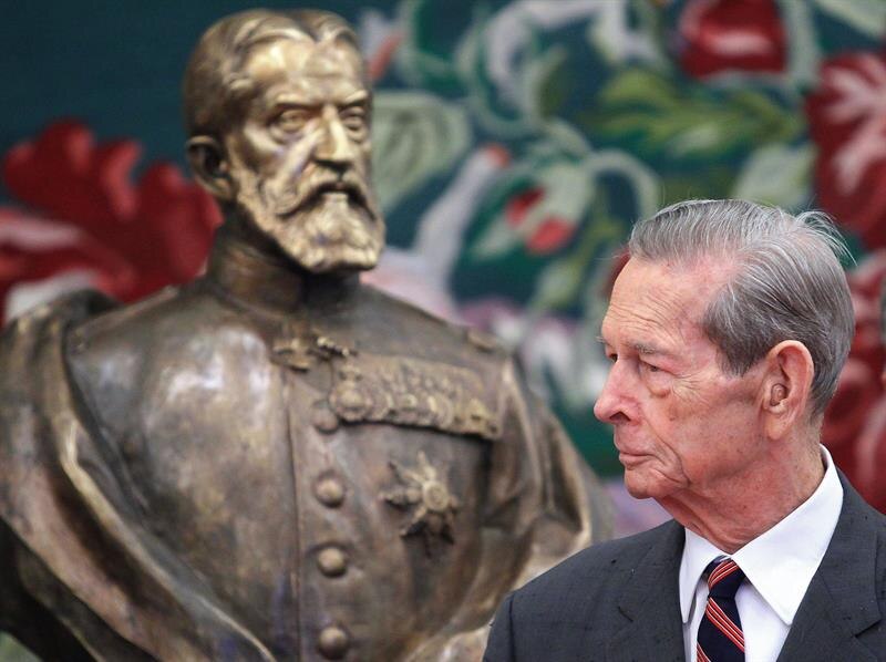 El rey Juan Carlos I observa un busto de Alfonso XIII