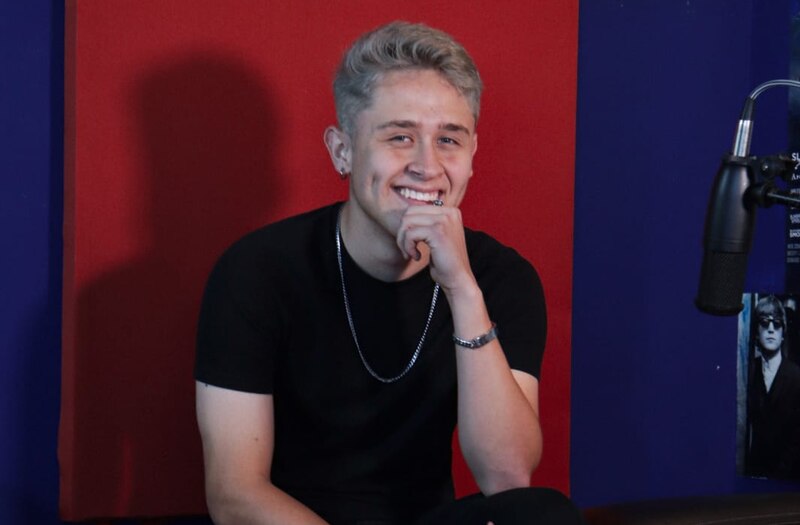 El cantante colombiano Sebastián Yatra sonríe durante una entrevista.