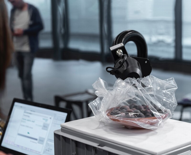 Un robot vierte café en una taza