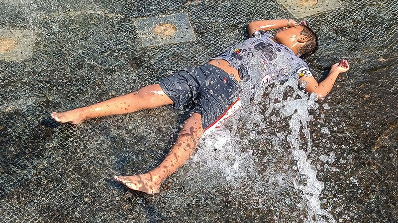 Niño jugando en el agua