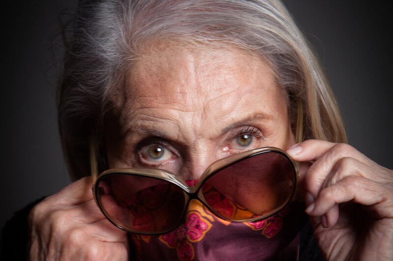 Mujer mayor con gafas de sol