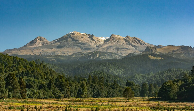 El majestuoso Iztaccíhuatl se eleva sobre el campo mexicano
