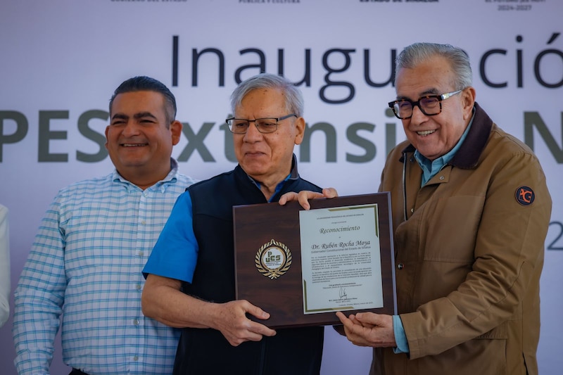 Rubén Rocha Moya y autoridades educativas durante la inauguración del edificio de la UPES en Navolato