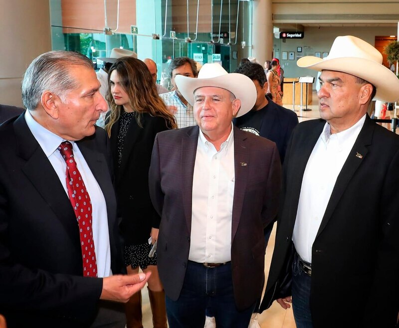 Políticos hablando en un evento