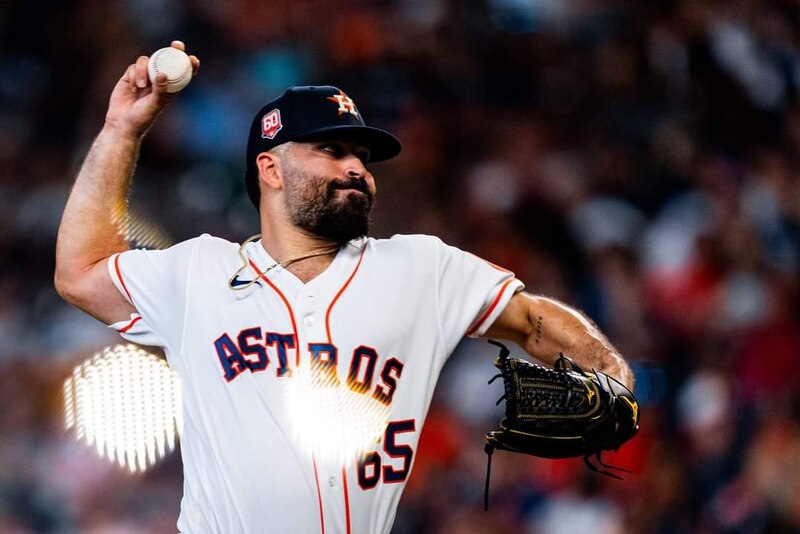 El lanzador de los Astros, Luis García, lanza la bola durante el juego 3 de la Serie Mundial 2021 contra los Bravos de Atlanta.